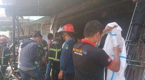 Satu Keluarga Terjabak di Ruko Prabot Yang Terbakar, Petugas Damkar Sigap Jinakan Api.