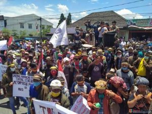 Ribuan Warga Demo Kantor Bupati Dairi