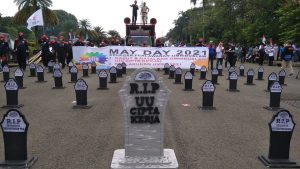 Aksi May Day 2021, Buruh tabur bunga direplika makam bertuliskan RIP Omnibuslaw dan UU Cipta Kerja