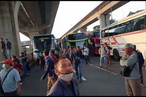 Vidio Viral ! Aksi Ratusan Pekerja Tolak Penyekatan Polisi di Tol Cikampek