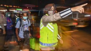 Pemudik Korban PHK Mohon Ke Polisi : Saya Mau Pulang Pak, Tidak Ada Penghasilan Lagi