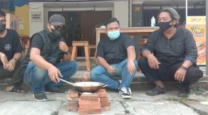 PPKM Diperpanjang, Pedagang di Cilegon Masak Batu Sebagai Bentuk Protes