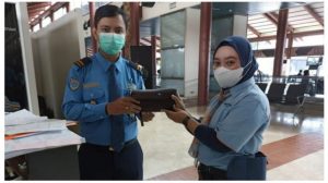 Kejujuran Pekerja Cleaning Service Yang Temukan Cek 35,9 Miliyar di Bandara Soetta, Dihadiahi Uang dan Naik Jabatan 