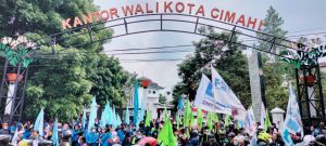 Ratusan Buruh Padati Halaman Pemkot Cimahi Tuntut Naikan Upah 10%