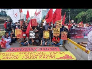 TERKINI| MASSA GEBRAK GERUDUK ISTANA, TUNTUT CABUT OMNIBUS LAW DAN USUNG 11 TUNTUTAN LAINYA