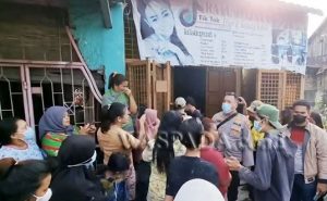 Puluhan Emak-emak Menggrebek Pasangan Bukan Suami Istri di Salon Tiktok