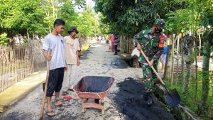 Antisipasi Banjir, Babinsa Gotong Royong Bersama Warga Bersihkan Saluran Parit Di Desa Binaa