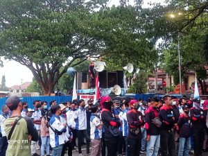 Buruh Cirebon Sambangi Kantor Pemerintah Daerah Tuntut Upah Layak Tahun 2022