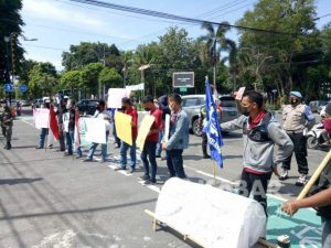 Buruh Demo Bawa Keranda, Buruh di Jombang Tuntut Cabut UU Cipta Kerja dan Kenaikan Upah