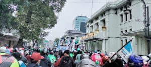Kecewa Dengan SK Upah 2022, Rumah Dinas Gubernur Jabar Jadi Sasaran Masa