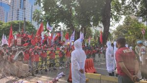 Dijaga Ketat Petugas Berpakaian APD, Buruh Demo Tuntut Kenaikan Upah di Patung Kuda Dipagari Kawat Berduri
