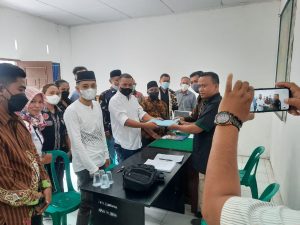 Berkas Persyaratan Lengkap, Yayan Mendaftar di P2K Sebagai Bakal Calon Kepala Desa