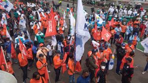 Gemuruh Aksi KSPI Tutup Jalan Depan DPR, Tolak Omnibus Law dan Revisi UMK