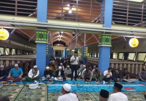 Santuni 100 Anak Yatim, Destinasi Wisata Kuliner “Resto Apung” Muara Angke Adakan Tasyakuran