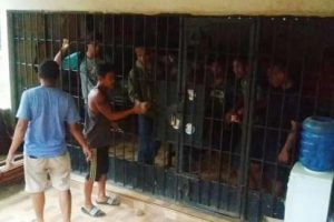 Petugas Kepolisian Akan Membawa Para Penghuni Kerangkeng ke Polres, Ini Yang Dilakukan Warga Terhadap Petugas.
