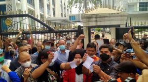 Ribuan Buruh Sumut Koyak-Koyak Permenaker JHT di Hadapan DPRD Sumut dan Kepala Deputi BPJS TK