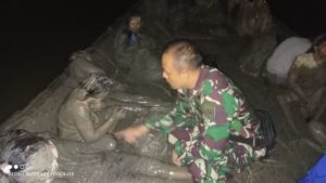 Puluhan Wanita Rela Berlumuran Lumpur Demi Hal Ini, Dan Ini Yang Dilakukan TNI.