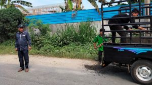 Direktur Utama PT. Fadillah Barokah Sumut, Turun Kejalan Lakukan Ini di Jalan Industri Tanjung Morawa.