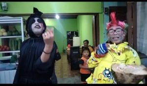 Menu Spesial Berbuka Puasa Es Oyen Durian Kelapa Muda Dengan Menampilkan Pocong Untuk menarik Pembeli Di Desa Limau Manis.