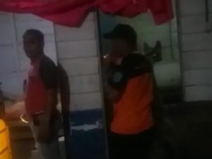 KaPam PTPN III (Persero) KRPPT dampingi Sat Narkoba Polres Labuhanbau Geledah Rumah Hermanto.