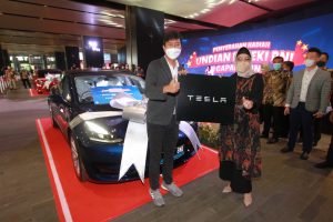 BNI Serahkan Hadiah Utama Mobil Listrik Mewah Tesla Kepada Pemenang Undian