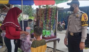 Personil Polsubsektor Pelalawan jajaran Polres Pelalawan Laksakan Pengamanan di Pasar Kaget Menjelang Buka Puasa di Bulan Suci Ramadhon
