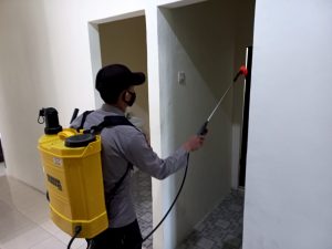 Anggota Polsubsektor Pelalawan jajaran Polres Pelalawan melakukan penyemprotan cairan disinfektan di Mapolsubsektor Pelalawan