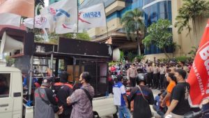 Massa Solidaritas Mogok Kerja PUK SPAI FSPMI Tunjungan Crystal Hotel di Halangi Aparat