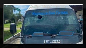 Mini Bus Sartika Di Lempar OTK Hingga Bolong, Satu Penumpang Tewas.