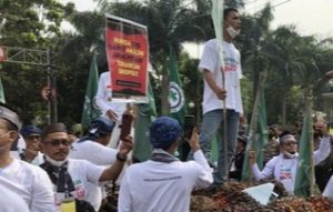 Demo Petani Sawit, Massa Geruduk Kantor Airlangga Hartarto