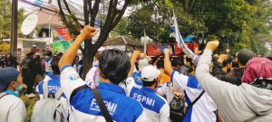 Kawal Sidang Gugatan SK UMK, Ratusan Buruh FSPMI Jawa Barat Gruduk PTUN Bandung