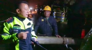 Angin Puting Beliung Tumbangkan Tiang Listrik ke Jalan Lintas Tanah Karo Hingga Lumpuh Total