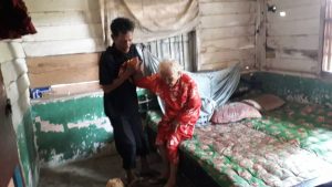 Ustad Kurnia Berikan Bantuan serta Bangga pada Ke 2 Anak Nenek Manisa yang Selalu Mengurusnya di Usia 88 Tahun.