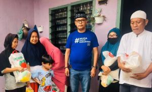 Tenaga Ahli Fraksi Partai Demokrat DPRD Provinsi Sumatera Utara Bagikan Bantuan Sembako ke Warga Kurang Mampu.