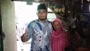 Ustadz M.Kurnia Sitorus Pegiat Sosial Kunjungi Rumah Nek Jannah, Kondisinya Sangat Memilukan.