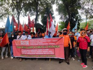 Dihadapan Dua Anggota DPRD Sumut Massa Partai Buruh Sampaikan Penolakan Revisi UU PPP Hingga Turunkan Harga Sembako