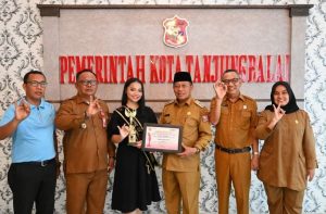 Plt Wali Kota Tanjungbalai Terima Runner-up 1 Indonesia Girl Sumut 2022 Amira Naura Ashila