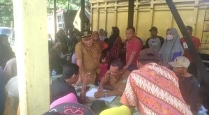 Ricuh Emak-emak Unjuk Rasa di Desa Tapus terkait Sertifikat Tanah, Wartawan Dipukul Camat Lingga Bayu, Berita Selengkapnya.