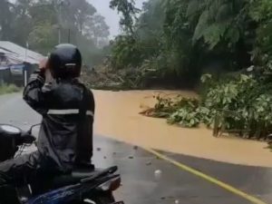Pengendara Bermotor Cari Jalan Alternatif, Longsor di Sitinjau Lauik Ada 4 Titik, Ini Infonya.