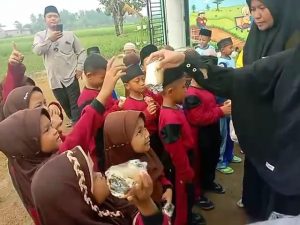 Jumat Berkah Dilakukan Pendiri Sekolah YP Sosial Hafizah Althafunnisa Kepada Siswa Siswi, Pendiri: Untuk Meningkatkan Pelajaran Bagi Anak Arti Manfaat Bersedekah.