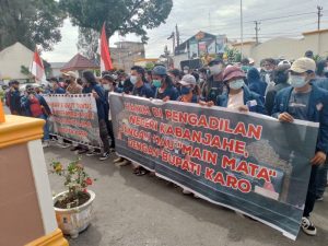 Karang Taruna Geruduk Pengadilan Kabanjahe, Minta Majelis Hakim Bebas Dari Intervensi Pemkab Karo.