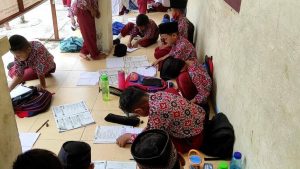 Pintu Ruangan SD di Deli Serdang Disegel Kayu, Siswa Terpaksa Belajar di Teras Sekolah