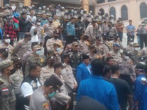 Kelompok Mahasiswa dari Berbagai Aliansi Terlibat Kericuhan saat Menggelar Demo Tolak Kenaikan harga BBM di Depan Kantor DPRD Dumai