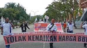 Aksi lanjutan FSPMI jilid 2 dikantor gubernur Riau.