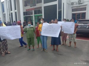 Aksi Unjuk Rasa Warga Desa Negara Beringin STM Hilir di Kantor Kajari Lubuk Pakam.