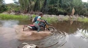 Debit Air Yang Tinggi di Jalan Lintas Pesisir Pekaitan Terancam Menjadi Danau.