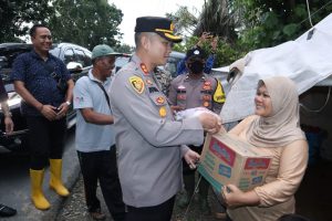 Bentuk Kepedulian Kapolres Asahan Berikan Bantuan Kepada Korban Banjir Di Desa Sei Dua