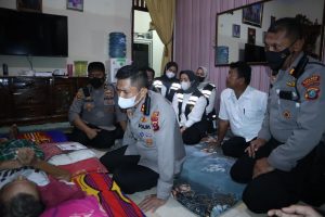 Peduli, Kapolres Bersama Ketua Bhayangkari Asahan Dan Unsur Pju Polres Asahan Jenguk Personilnya Yang Sakit