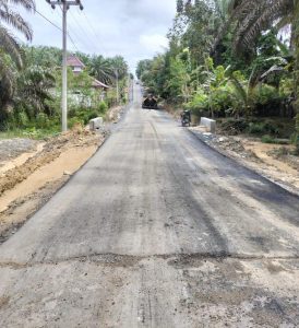 Gawat!! Pengerjaan Pengerasan Jalan Aspal di Desa Sari Mulia Berkesan Asal Jadi