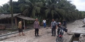 Bhabinkamtibmas Polsek Simpang Empat Monitoring Pembuatan Drainase